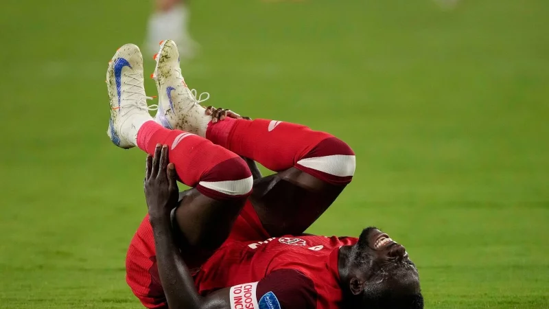 Alphonso Davies erholt sich derzeit von einer schweren Verletzung - &copy; Pamela Smith/AP