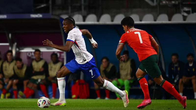 Mathys Tel spielt gerade bei der U21-EM. - © Martin Medòanský/TASR/dpa