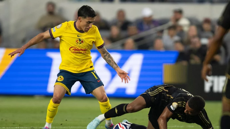 Timothy Tillman (rechts) und Los Angeles FC hatten gegen Club América einen schweren Stand, setzten sich am Ende aber durch. - © Kyusung Gong/AP/dpa