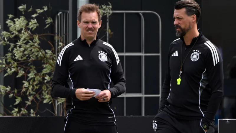 Julian Nagelsmann (l) und Sandro Wagner beim letzten gemeinsamen DFB-Training. - © Federico Gambarini/dpa