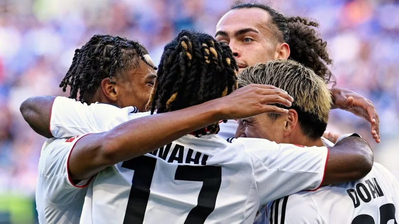 Eintracht Frankfurt bejubelte in Hoffenheim den zweiten Saisonsieg. - © Uwe Anspach/dpa