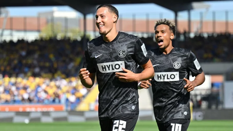 Younes Ebnoutalib (l) bringt Elversberg in F&uuml;hrung. - &copy; Swen Pf&ouml;rtner/dpa