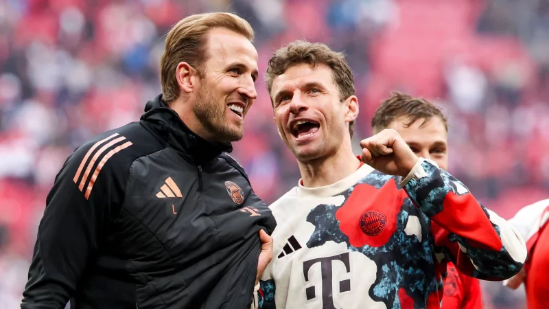 Harry Kane und Thomas Müller freuen sich nach ihrer ersten Meisterfeier auf ein weiteres besonderes Wochenende. - © Jan Woitas/dpa