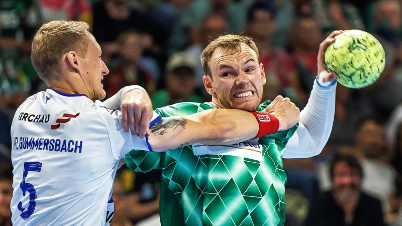 Welthandballer Mathias Gidsel wirft die Füchse Berlin erneut zum Sieg. - © Andreas Gora/dpa