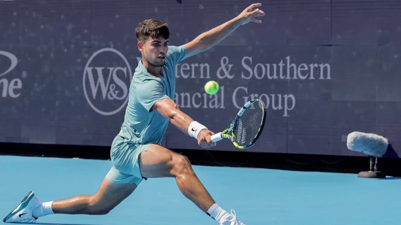 Carlos Alcaraz holte sich nach der Aufgabe von Jannik Sinner den Titel in Cincinnati. - © Scott Stuart/ZUMA Press Wire/dpa