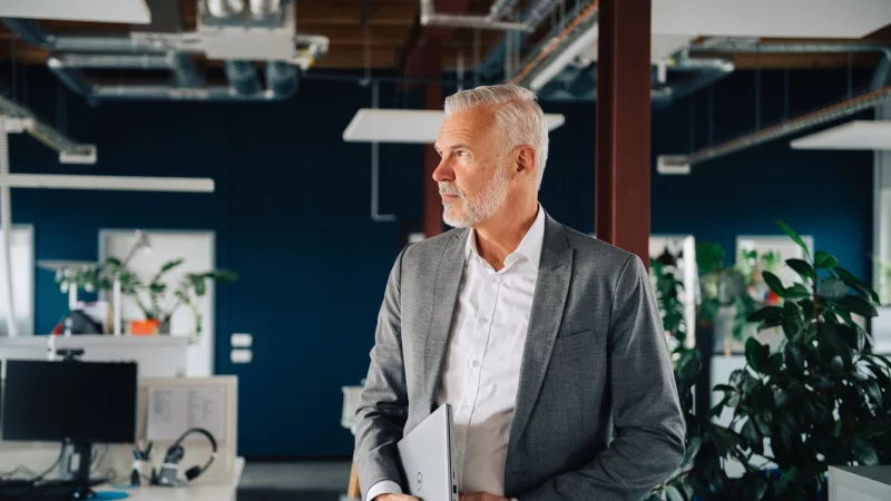 Noch berufstätig? Schon einige Jahre vor Renteneintritt kann es sich lohnen, bei der privaten Altersvorsorge schrittweise von thesaurierenden auf ausschüttende Wertpapiere im Depot umzustellen. - © Zacharie Scheurer/dpa-tmn