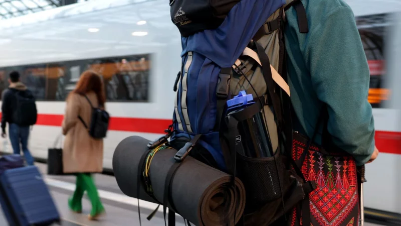 L&auml;nger verreist? Ist Ihre Wohnung in dieser Zeit verweist, kann es sich lohnen, den Hausrat- und Wohngeb&auml;udeversicherer zu informieren. - &copy; J&ouml;rg Carstensen/dpa/dpa-tmn