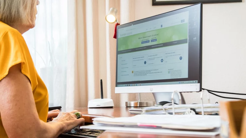 Muss ich oder muss ich nicht? Gerade bei Rentnerinnen und Rentnern ist die Unsicherheit darüber, ob eine Steuererklärung abgegeben werden muss, oft groß. - © Christin Klose/dpa-tmn