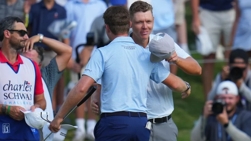 Matti Schmid (r) gratuliert Ben Griffin zum Sieg bei der Charles Schwab Challenge in Fort Worth. - © Julio Cortez/AP/dpa