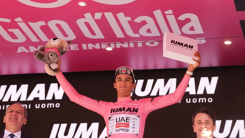 Isaac del Toro ist der erste Mexikaner im Rosa Trikot. - © Massimo Paolone/LaPresse via ZUMA Press/dpa