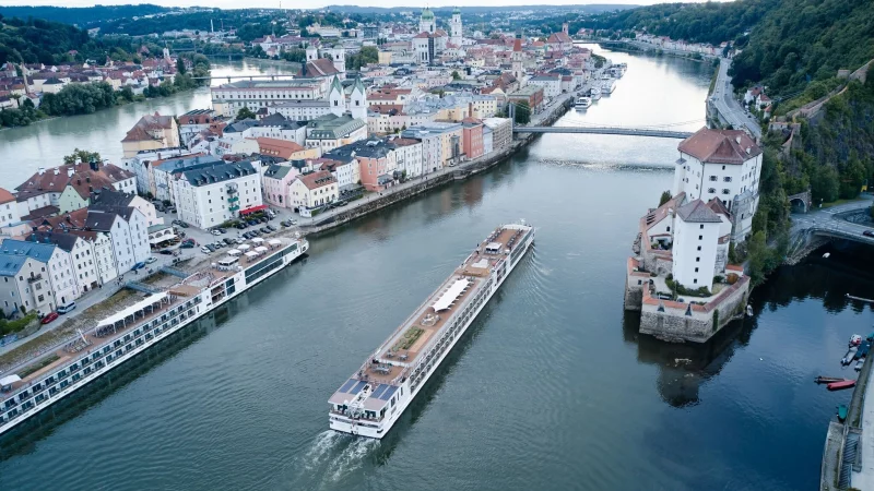 Flussschiff auf der Donau in Passau: Meist sind die Anlegestellen zentral gelegen - ideal für Erkundungen in den Städten. - © Tobias Köhler/dpa/dpa-tmn