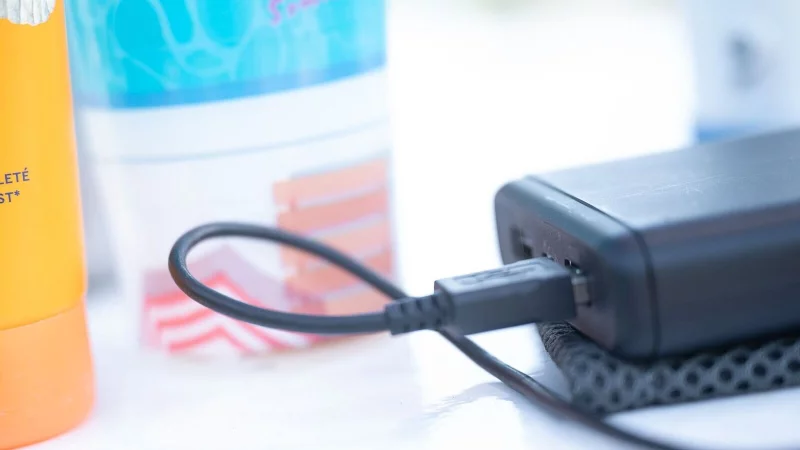 Powerbanks sind unverzichtbare Begleiter für Reisende: Vor dem Flug sollten Passagiere jedoch die Bestimmungen ihrer Airline im Blick behalten. - © Sebastian Gollnow/dpa/dpa-tmn