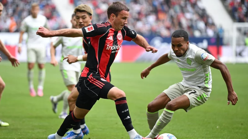 Mario G&ouml;tze f&uuml;hlt sich bei Eintracht Frankfurt wohl - &copy; Arne Dedert/dpa