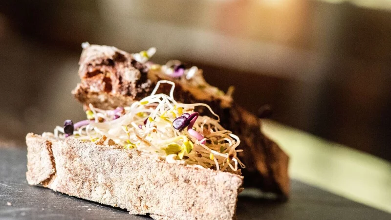 Sprossen werten das Butterbrot auf - nicht nur optisch, sondern auch in Sachen N&auml;hrstoffe. Allerdings besteht die Gefahr, sich unerw&uuml;nschte Bakterien auf die Stulle zu holen. - &copy; Franziska Gabbert/dpa-tmn