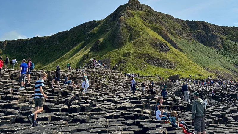 Naturattraktion in Nordirland: Die Steinformation Giant\\\'s Causeway lockt Touristen aus aller Welt an. - &copy; Benedikt von Imhoff/dpa/dpa-tmn