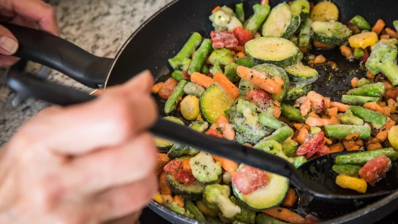 Sie bestellen gerne TK-Fertiggerichte? Dann sollten Sie darauf achten, dass bei der &Uuml;bergabe die Ware zwischen &ndash;18 Grad und maximal &ndash;15 Grad kalt ist. - &copy; Christin Klose/dpa-tmn