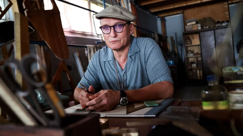 Oliver Masucci kommt f&uuml;r seine Filme viel in der Welt herum. Am liebsten aber w&uuml;rde er gern mal eine Auszeit auf einem Segelboot nehmen. (Archivbild) - &copy; Christian Charisius/dpa