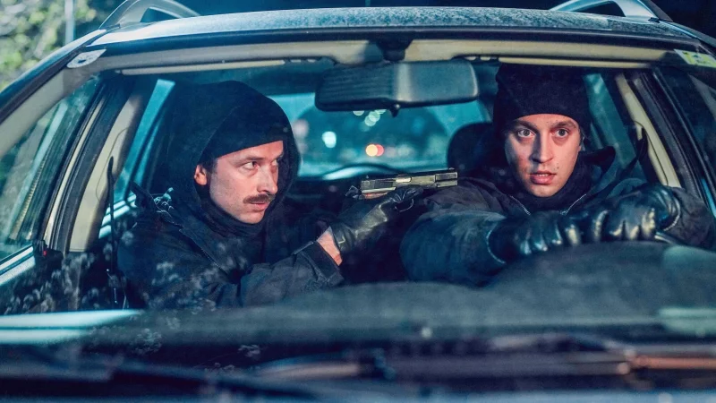 Alexander Woltschak (l) als Leonhard Kelz und Jakob Volkmann als Tilman Tuppy in einer Szene des Krimis «Tatort: Wir sind nicht zu fassen!» - © Petro Domenigg/ARD Degeto/dpa