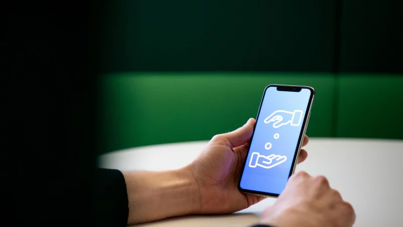 Wenn Menschen unverschuldet in Not geraten, sind Angehörige, Freunde und Bekannte oft zur Stelle. Ihre finanzielle Unterstützung muss in der Regel nicht versteuert werden. - © Zacharie Scheurer/dpa-tmn