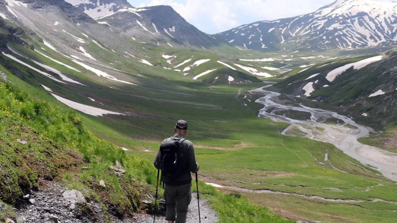 Wasser, Berge, Schneereste: Blick auf die Greina. - &copy; Deike Uhtenwoldt/dpa-tmn