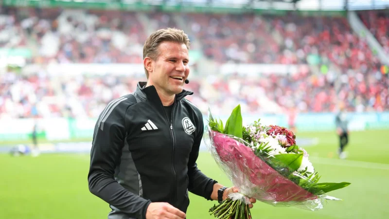 Felix Brych nach seinem letzten Bundesliga-Spiel als Schiedsrichter. - © Daniel Löb/dpa