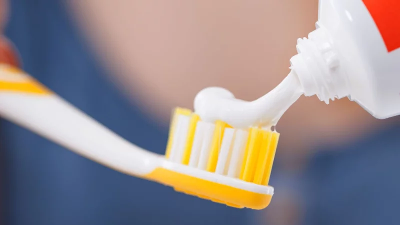 Viele langlebige und toxische Stoffe, die unser Trinkwasser gef&auml;hrden, sind auch in Kosmetika enthalten, unter anderem in Zahncremes. - &copy; Christin Klose/dpa-tmn