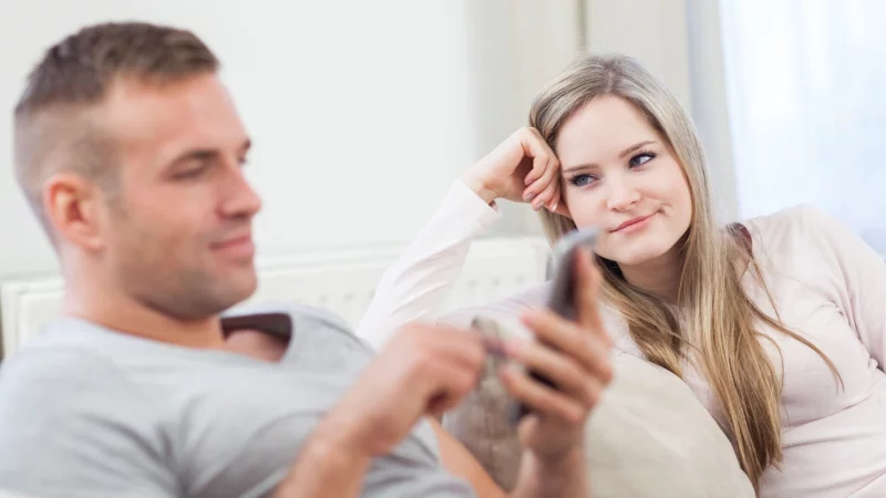 Der Partner schreibt sich minutenlang mit seiner Ex-Freundin hin und her. Das kann bei der neuen Partnerin schnell Eifersucht ausl&ouml;sen. - &copy; Christin Klose/dpa-tmn