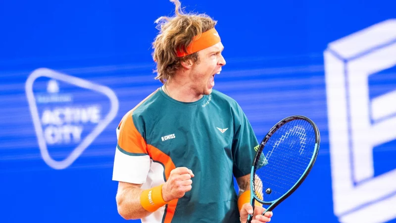 Andrej Rubljow jubelt. - © Daniel Bockwoldt/dpa