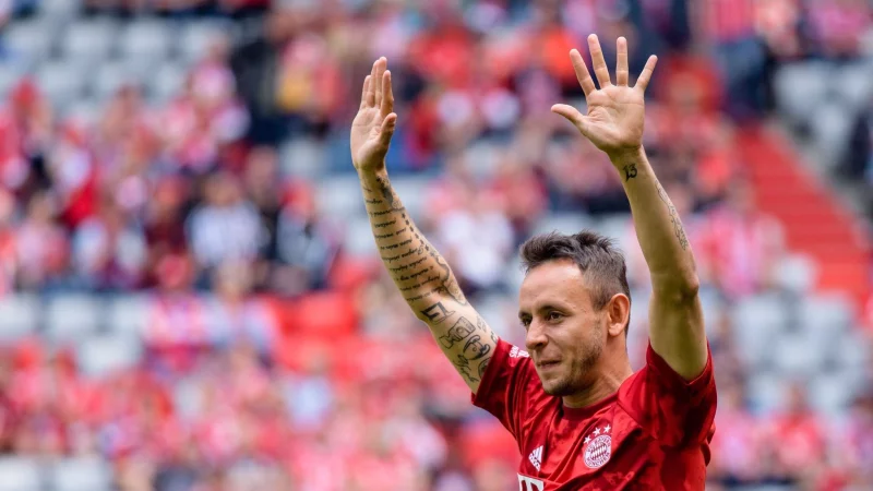 Rafinha hängt die Fußballschuhe endgültig an den Nagel. - © Matthias Balk/dpa