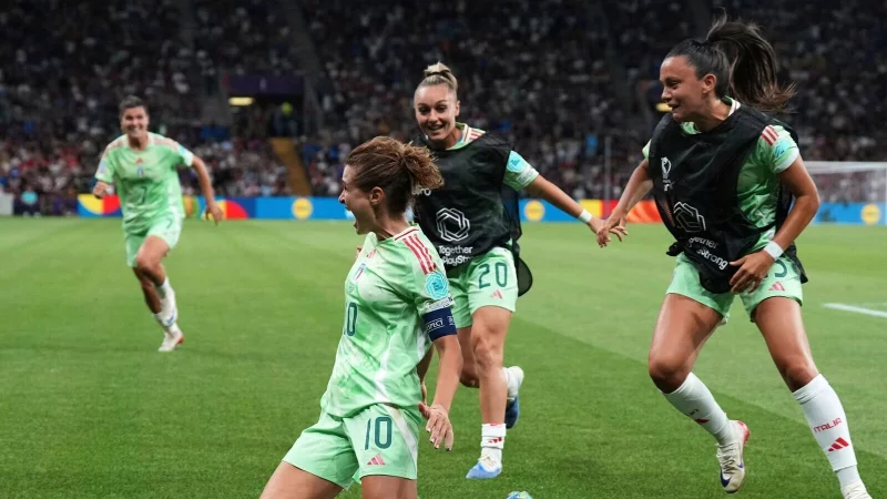 Jubel, Trubel, Heiterkeit: Italiens Doppeltorschützin Cristiana Girelli. - © Alessandra Tarantino/AP/dpa