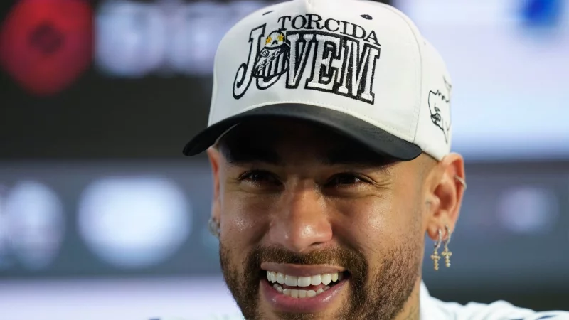 Fußball-Star Neymar ist vierfacher Vater geworden. - © Andre Penner/AP/dpa