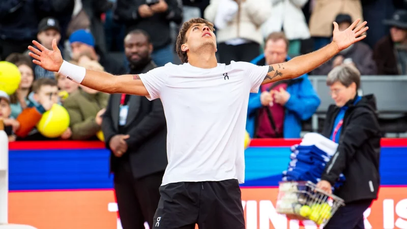 Der Italiener Flavio Cobolli hat die Hamburg Open gewonnen. - &copy; Daniel Bockwoldt/dpa