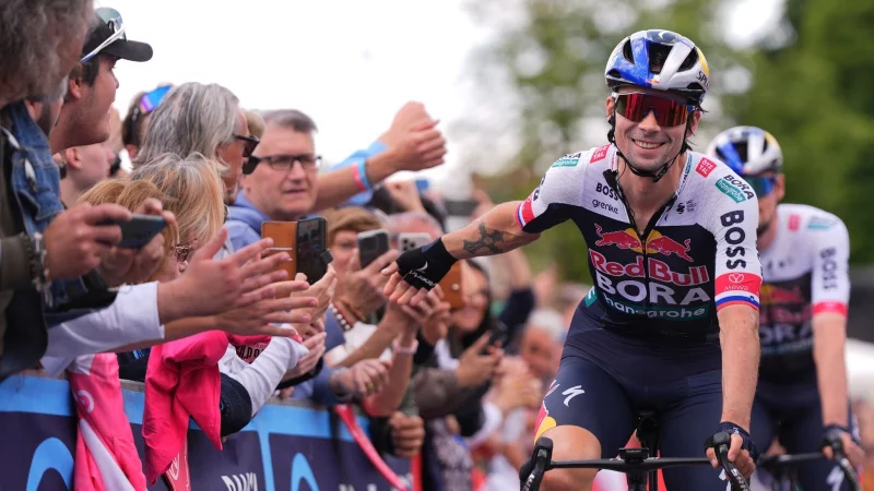 Am Start in Treviso hatte Primoz Roglic noch gut Lachen. - © Fabio Ferrari/LaPresse via ZUMA Press/dpa