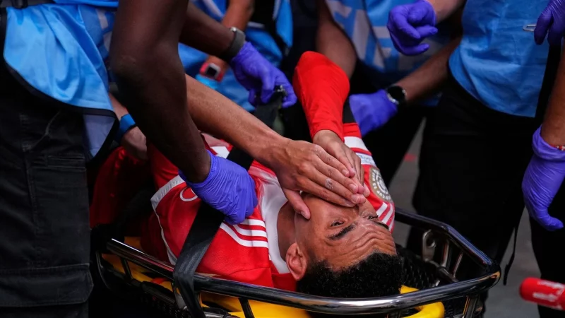 Jamal Musiala muss mit einer Trage abtransportiert werden. - © Brynn Anderson/AP/dpa