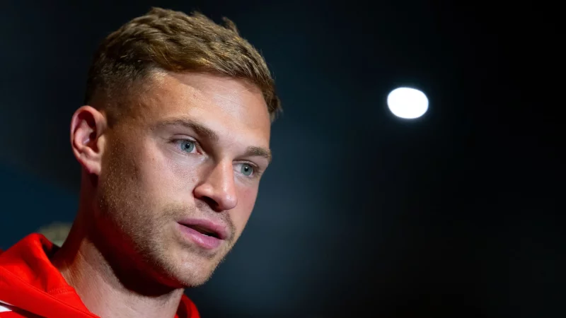 Joshua Kimmich äußert sich vor dem Auftaktspiel gegen Auckland in Cincinnati auch zu Transferaufgaben des FC Bayern. - © Sven Hoppe/dpa