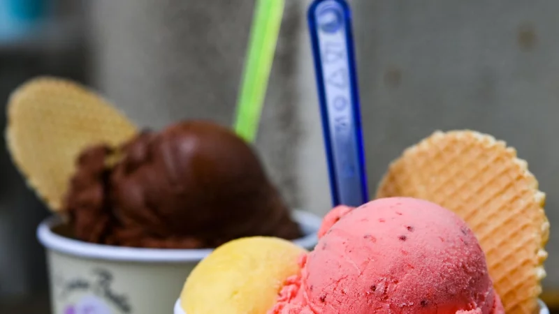 K&auml;ltereiz kann Husten ausl&ouml;sen: Beim Eisessen reagieren Nerven und Gef&auml;&szlig;e besonders sensibel. - &copy; Jens Kalaene/dpa