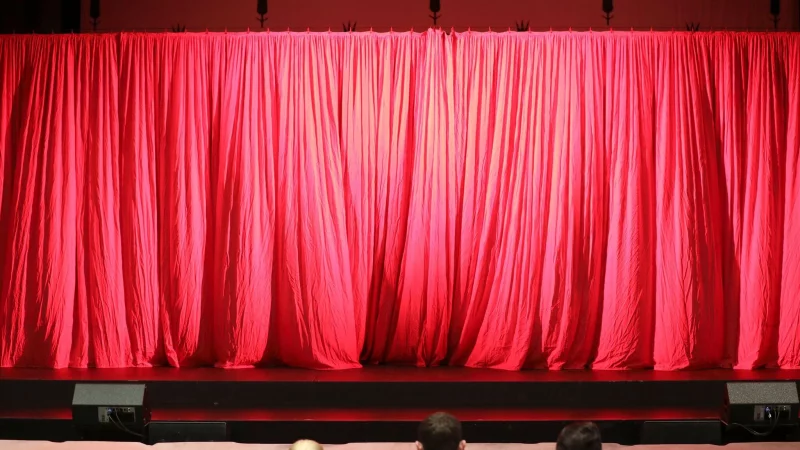 Die Zahl der Zuschauer an Bühnen in Deutschland hat in der Theatersaison 2023/24 die 20-Millionen-Marke erreicht. (Symbolbild) - © Bernd Wüstneck/dpa-Zentralbild/ZB