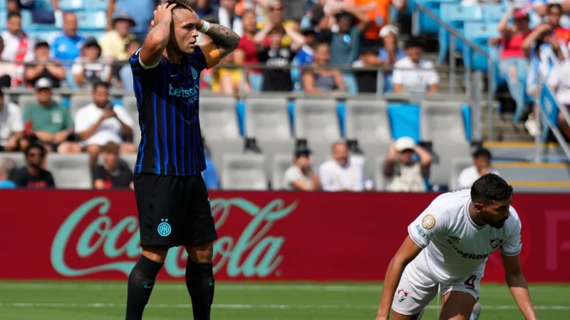 Inter-Kapitän Lautaro Martinez (links) verzweifelt im Achtelfinale gegen Fluminense. - © Chris Carlson/AP/dpa