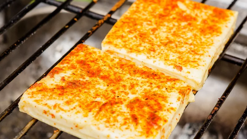 Soll beim Grillen schön bräunen und gleichzeitig seine Form behalten: Insgesamt 14 Grill- und Pfannenkäse hat die «Stiftung Warentest» untersucht. - © Monique Wüstenhagen/dpa-tmn