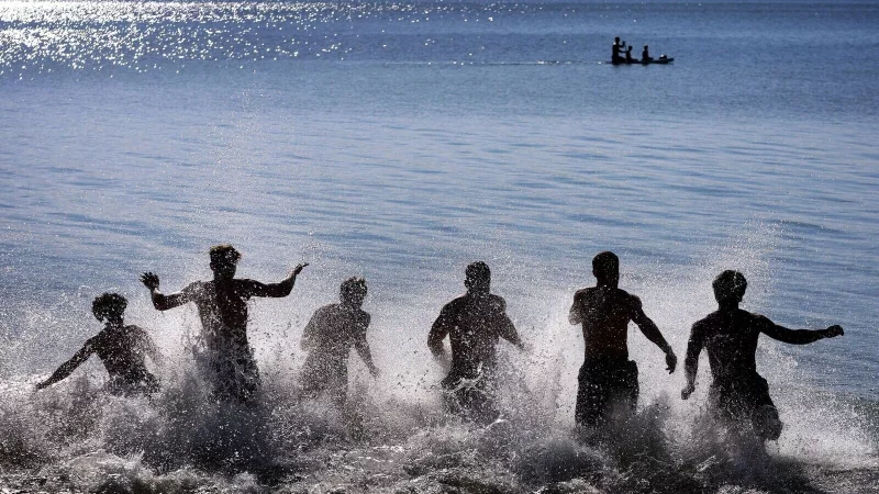 Frühzeitig informieren: Die Wasserqualität kann vor dem Badeausflug online geprüft werden. - © Karl-Josef Hildenbrand/dpa