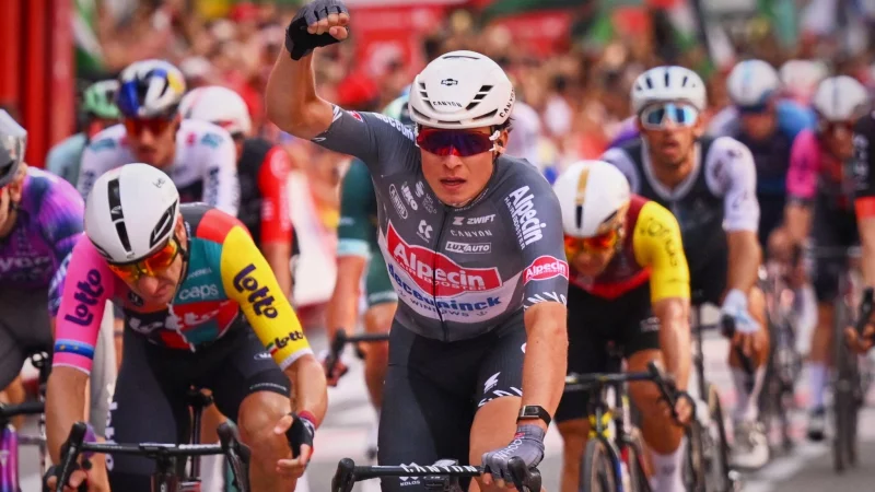 Jasper Philipsen hat die 8. Etappe der Vuelta gewonnen. - © Miguel Oses/AP/dpa