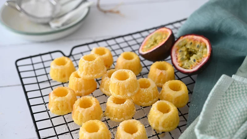 Mini, s&uuml;&szlig; und sonnig: Die Mini-Guglhupf werden nicht mit Milch, sondern mit Buttermilch gebacken. So werden sie sch&ouml;n saftig. - &copy; Julia Uehren/loeffelgenuss.de/dpa-tmn