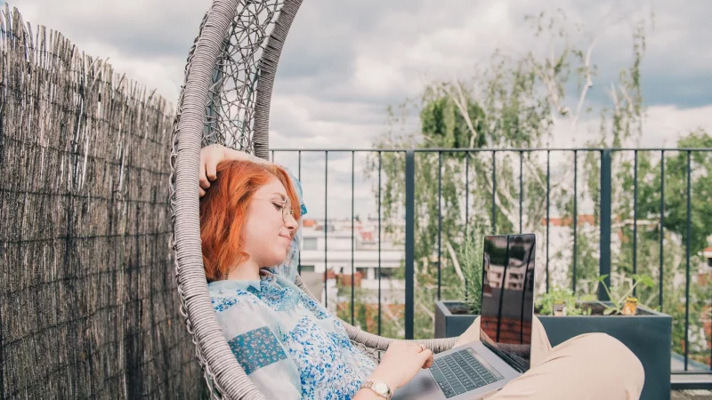 Kundenmeeting auf der Dachterrasse des Hotels: Workation kann klappen, bedarf aber einer guten Vorbereitung. - © Zacharie Scheurer/dpa-tmn