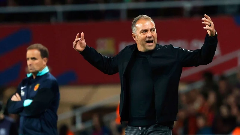 Hansi Flick hat in Barcelona noch bis 2026 Vertrag. Der Club hofft auf eine baldige Verl&auml;ngerung. - &copy; Joan Monfort/AP/dpa