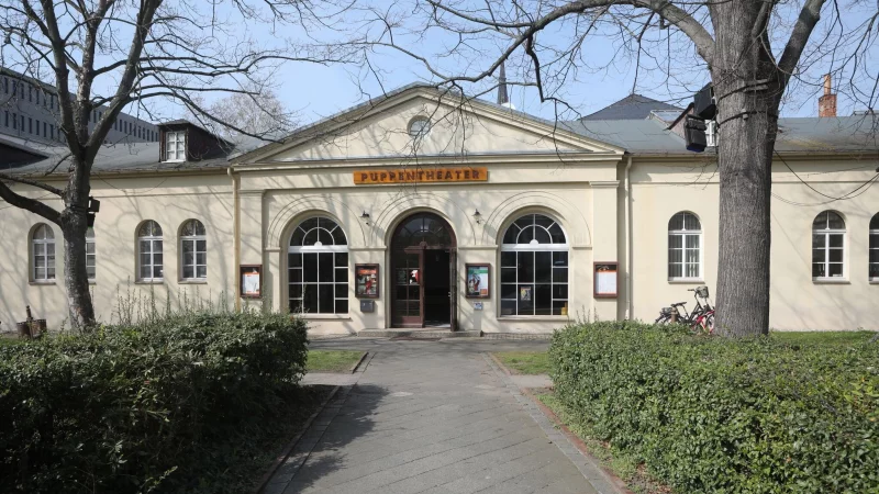 Nach der Sanierung öffnet das Geraer Puppentheater seine Tore (Archiv). - © Bodo Schackow/ZB/dpa