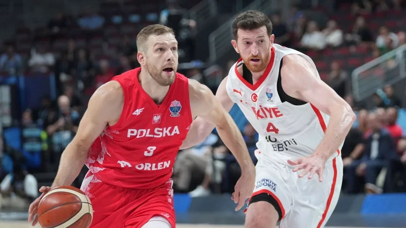 Ercan Osmani (r.) und die T&uuml;rkei stehen erstmals seit 2001 im EM-Halbfinale. - &copy; Sergei Grits/AP/dpa