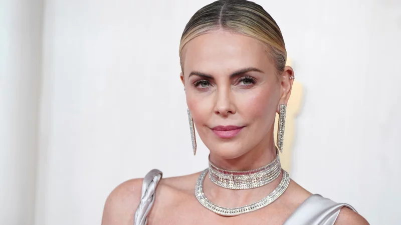 Charlize Theron sagt, sie sei sehr gl&uuml;cklich dar&uuml;ber, dass sie ihre T&ouml;chter ohne Partner an der Seite aufziehen kann. (Archivbild) - &copy; Jordan Strauss/Invision/dpa