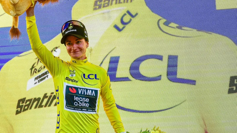 Nachdem sie das Gelbe Trikot am Vortag noch überraschend abgeben musste, holte sich Marianne Vos die Gesamtführung auf der 3. Etappe der Tour de France zurück. - © Mathieu Pattier/AP/dpa