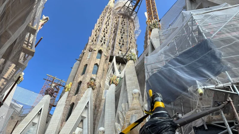 Auch nach mehr als 140 Jahre nach der Grundsteinlegung ist die Sagrada Familia noch eine gro&szlig;e Baustelle. In etwa zehn Jahren k&ouml;nnte die Basilika fertig sein. - &copy; Jan-Uwe Ronneburger/dpa