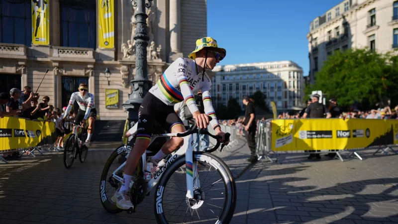 Tadej Pogacar spricht &uuml;ber die Gefahren eines Radprofis. - &copy; Thibault Camus/AP/dpa